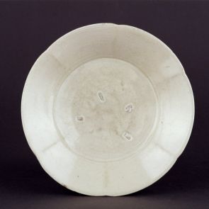 Mallow-shaped flat bowl with an angular contour