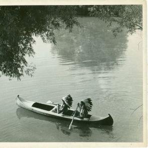 A Főnök és Erős Farkas a kenuban