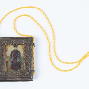 A  8. Bogdo geggent, azaz Dzsebcundamba kutugtut (tib: Ngag dbang blo bzang chos kyi nyi ma bstan 'dzin dbang phyug 1870-1924) ábrázoló amulett-tartó