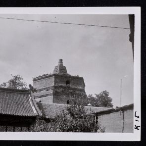 Kuo-hsziang-sze kolostor pagodája a háztetők fölött, Kaifeng