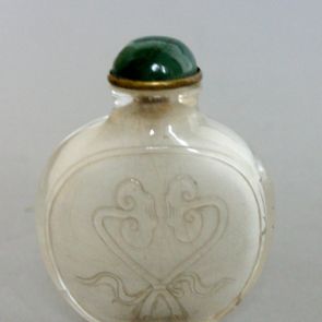 Snuff bottle with two sceptres