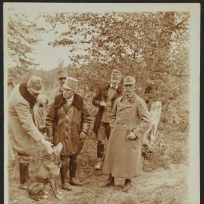 Lajos Schöne's bequest: Photographs from World War I. Officers with hunting dogs