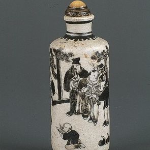 Snuff bottle decorated with the figures of teachers and boys reading on a terrace