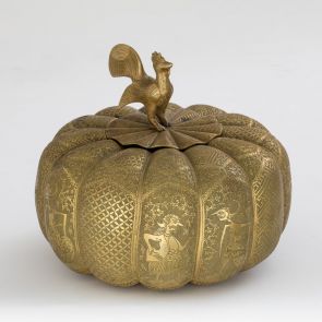 Lidded container, with rooster