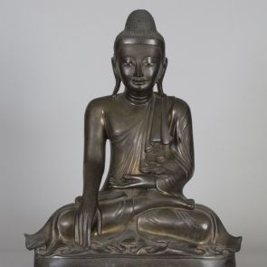 Ülő Buddha földet érintő kéztartásban
