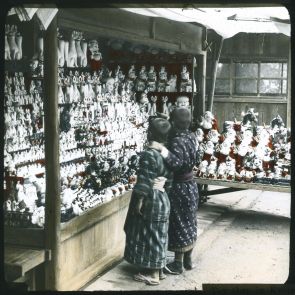 Kyotói porcelánfigurák boltja