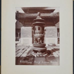 Nagyméretű bronz füstölő a Jung-hö-kung udvarán