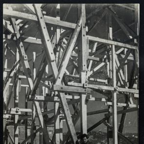 Életkép: Az állványzaton ülve