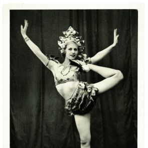 Dessewffy Flóra 'burmai' jelmezben, akrobatikus táncmozdulat közben