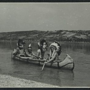 Baktay Érvin és három indián egy kenuban