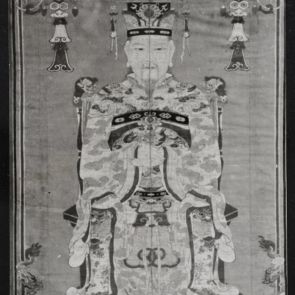 Fekete-fehér fotó selyemre festett főmandarinról