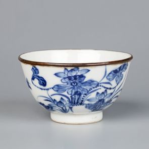Teacup with lotus and mandarin ducks