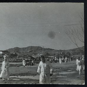 Életkép: Utcarészlet, piaccal a háttérben