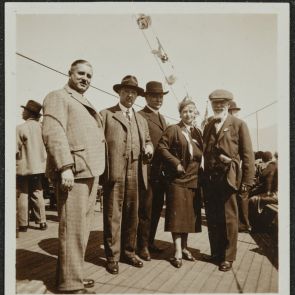 Ismeretlen kiránduló társaság egy hajó fedélzetén