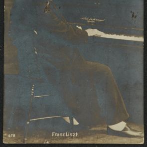 Az idős Liszt Ferenc a zongoránál