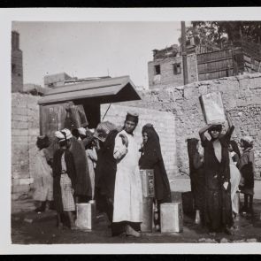 Bádogedényekkel hordják a vizet a kútról