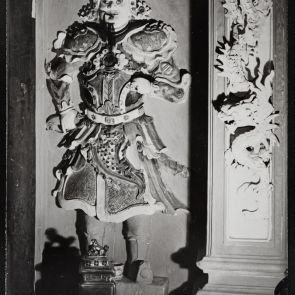 Fekete-fehér fotó buddhista házikápolna stukkó kapuőréről