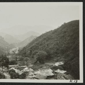 Kilátás egy falura nagy hegyek között, Nankou-hágó, Peking környéke, 1936. május 31.