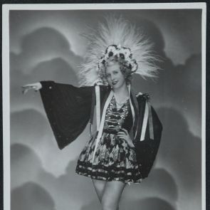 Dessewffy Flóra magyaros táncruhában