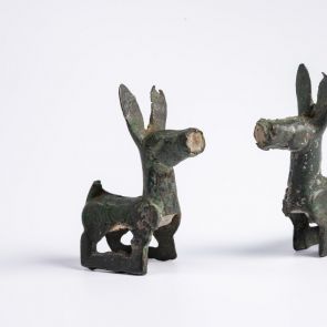 Fekvő dámvadtehén alakú kocsidíszek