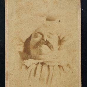 Vélhetőleg Szinell János Károly ravatalfotója