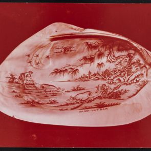 Fotó kagylóra festett vidéki jelenetről