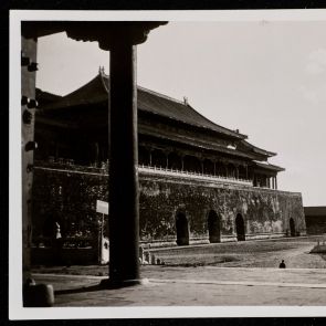 Vumen kapu északi oldala, előtte az Aranyvíz-folyó, Peking