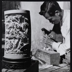 Elefántcsont faragvány - "Az elefántcsontfaragó-szövetkezet kiváló munkása"