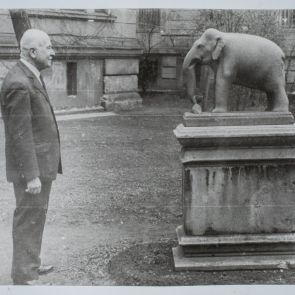 Judit Kárász: Zoltán Felvinczi Takács on his 80th birthday in the garden of the Hopp Museum