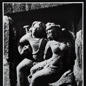 Egymás mellett ülő, mosolygó férfi és nő - fekete-fehér fotó