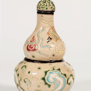 Vessel in the shape of a gourd
