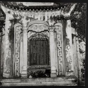 Fekete-fehér fotó falba illesztett feliratról