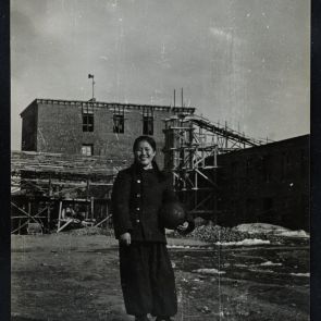 Életkép: Hölgy labdával