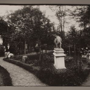 Ferenc Hopp sits in the garden of the villa, ca. 1895