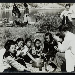 Életkép. Kirándulás egy tóhoz, főzés közben