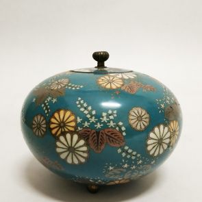 Lidded cloisonné vessel decorated with chrysanthemum and enmpress tree flower motifs