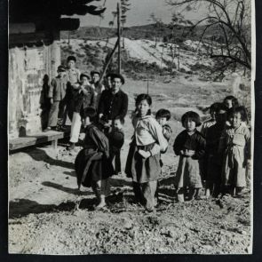 Életkép: Gyerekek egy öreg háznál