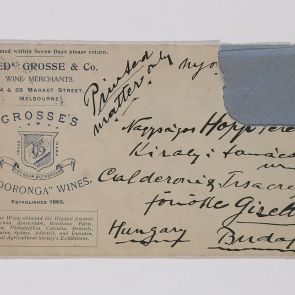 A Fred Grosse & Co Vine Merchants újságcikket küldött Hopp Ferencnek Melbourne-ből az ausztráliai artézi kutakról. Az újságcikk maga három darabban