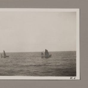 Két dzsunka és a távolban fölbukkanó hegy mutatja Hakusan Maru közelségét, Hongkong