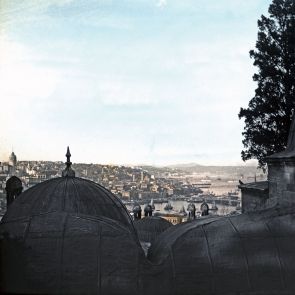 Konstantinápoly. Kilátás a Szulejmánije-dzsámi udvaráról az Aranyszarv-öbölre. Középen a Galata-torony