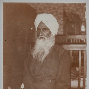 Önarckép, keze a fényképező elsütő zsinórját tartja