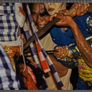 Transzban a penge meghajlik a mellkason