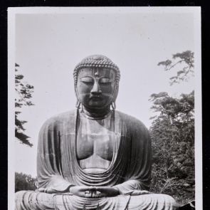 Az Óriás Buddha. A bronzkolosszus kőtalapzaton ül