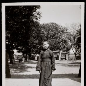 Novicius (bhiksu) a Juang-ho kung udvarán