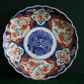 Plate with leafy wreath (centre) and floral motifs in medallions (rim)