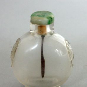 Snuff bottle with mask decoration
