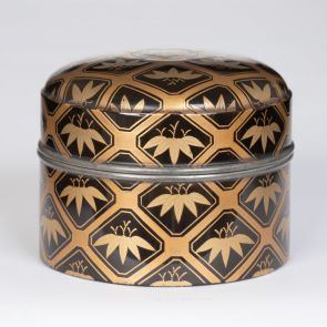 Cylindrical box with lid, decorated with bamboo leaves