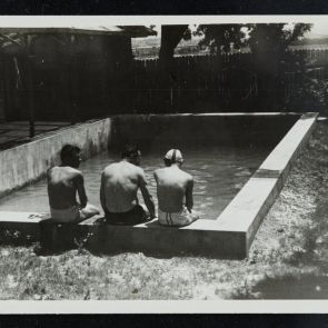 Életképek: Csoportkép egy medence szélén