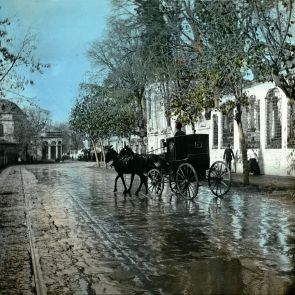 Konstantinápoly. A Díván jolu esős időben. Jobbra a Szinán pasa-türbe, bal oldalon Kara Musztafa pasa medreszéje