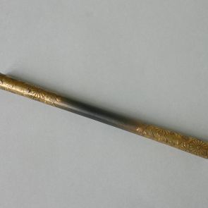 Ornamental hairpin decorated with golden lacquer and floral scroll